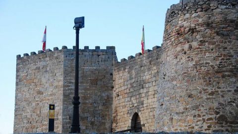 LEDESMA, SALAMANCA.  El ro, siempre presente, abraza unas majestuosas murallas cobijadas por un imponente castillo