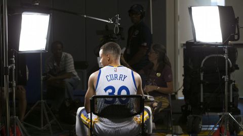 Stephen Curry atiende a los medios en el da de puertas abiertas de los Warriors