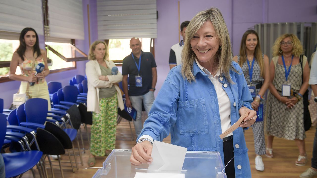 La cabeza de lista del PP al Congreso por Asturias, Esther Llamazares. ejerce su derecho al voto este domingo