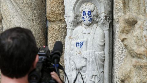 Ataque al Patrimonio en agosto con una pintada en una escultura de principios del siglo XII de la catedral de Santiago. 