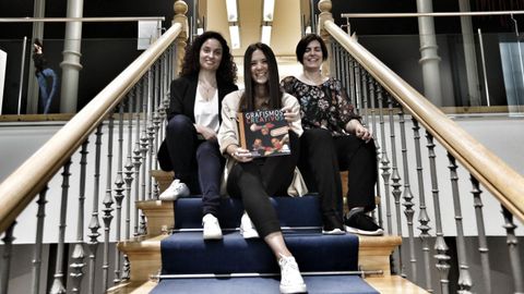 Eva Gonzlez, Patricia Fernndez y Ana Lorenzo, con su libro <Grafismos creativos>