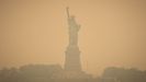 Imagen de la estatua de la Libertad en Nueva York cubierta por el humo procedente de los incendios en Canad
