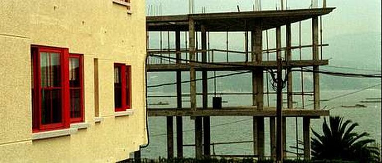 La estructura que se demolerá en A Piolla fue construida con la pretensión de convertirse en un edificio de viviendas.