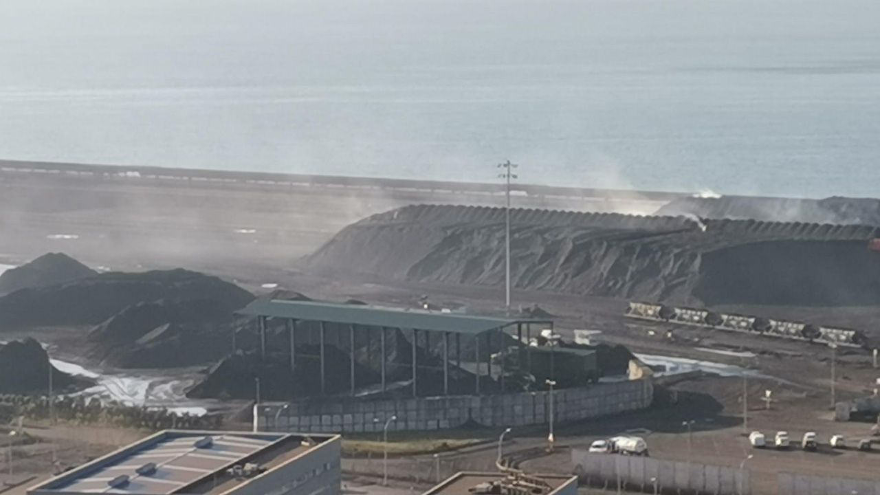 Nube del polvo en El Musel