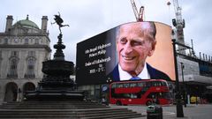 Una pantalla gigante en Picadilly Circus, en Londres, mostraba ayer una imagen en recuerdo del príncipe de Edimburgo