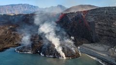 La lengua de lava se precipit hoy sobre el ocano Atlntico alrededor de las 1.45 horas.