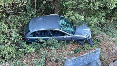 El vehículo en el que viajaban los dos menores con su abuela volcó en el arcén y una vez colocado los tres ocupantes salieron por su propio pie