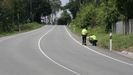 Dos guardias civiles buscan pruebas en una carretera de Abegondo, en el lugar en el que un ciclista fue atropellado por un conductor que se dio a la fuga