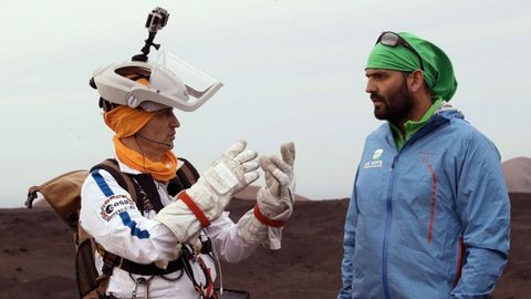 El especialista en trajes espaciales Herv Stevenin (i) y el gelogo italiano Francesco Sauro conversan durante las pruebas que estn realizando en Lanzarote.