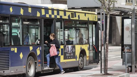 El contrato del transporte urbano (6,6 millones) lleva siete aos caducado y el gobierno est centrado en comprar nuevos buses.