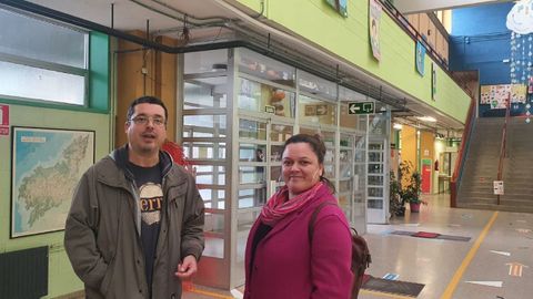 Mon Fernández y Olaia Ledo en una visita al CEIP de A Gándara, que requiere labores de mantenimiento