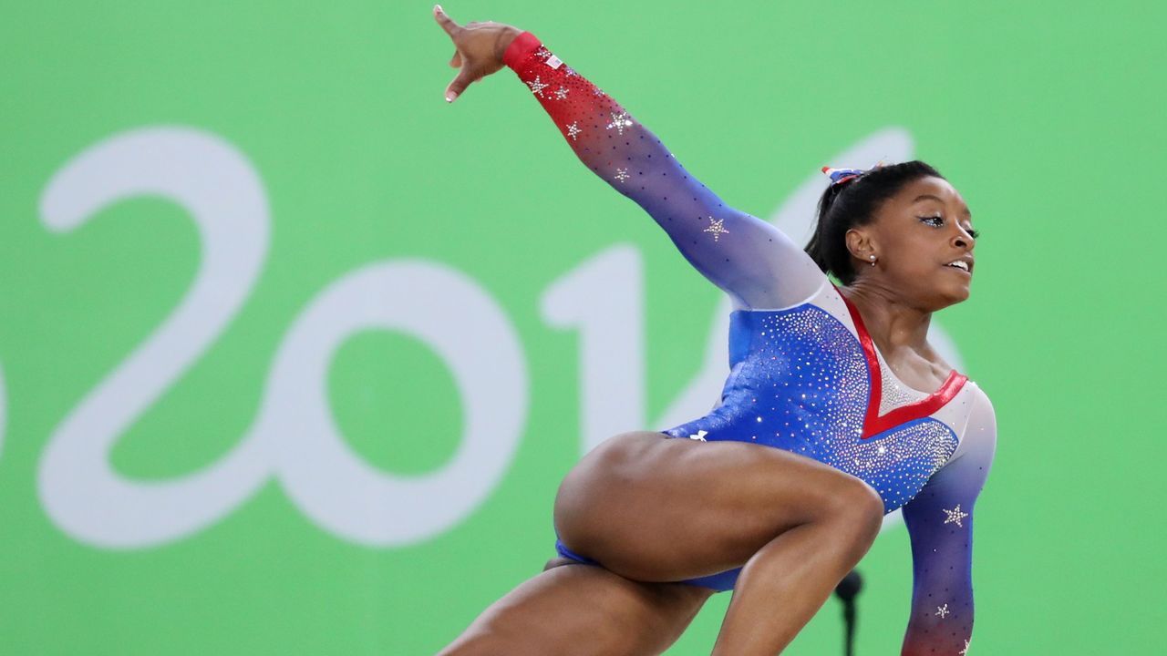 Un�camino sin caminantes.�lvaro y Jorge Pino ayudan a Suso Valverde a subir a la Cruz de Ferro en su handbike