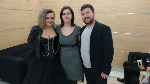 La cantante rumana Claudia Andas, la letrista Roxana Elekes y el compositor Samuel Buga