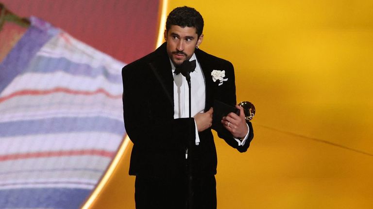 Bad Bunny hace historia: gana el Grammy a mejor álbum del año con un disco en español y carga contra la policía migratoria de Trump