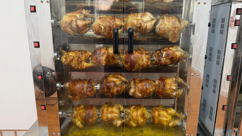 Los pollos asados son los protagonistas de este negocio de comida para llevar
