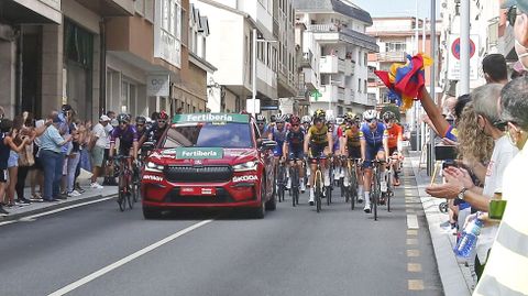 Trabajadores de la factora Ence intentan retrasar la salida de la Vuelta Ciclista a Espaa en Sanxenxo