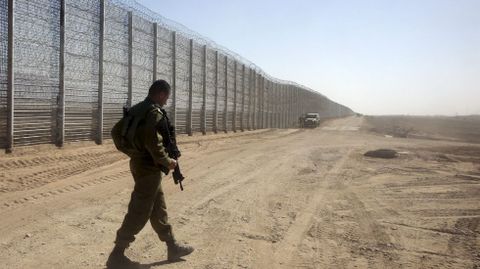 Un soldado israela camina en la frontera entre Israel y Jordania