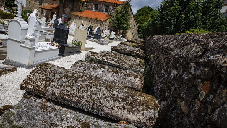 Detalle de las impresionantes lápidas gremiales de Noia
