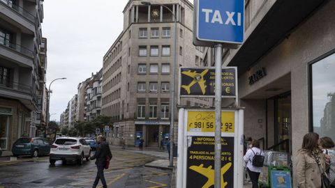 La tarifa del aeropuerto ahora ascendió a 23 euros, de lo poco que ha cambiado su precio en los taxis de Santiago.