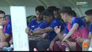 Paunovic, con la pizarra, da instrucciones a varios jugadores del Oviedo antes del comienzo del segundo tiempo