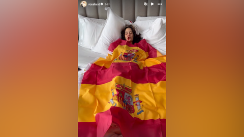 Story que public� Rosal�a tapada con la bandera de Espa�a