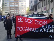 Compa�eros de los acusados de la CNT desplegaron una pancarta en la calle