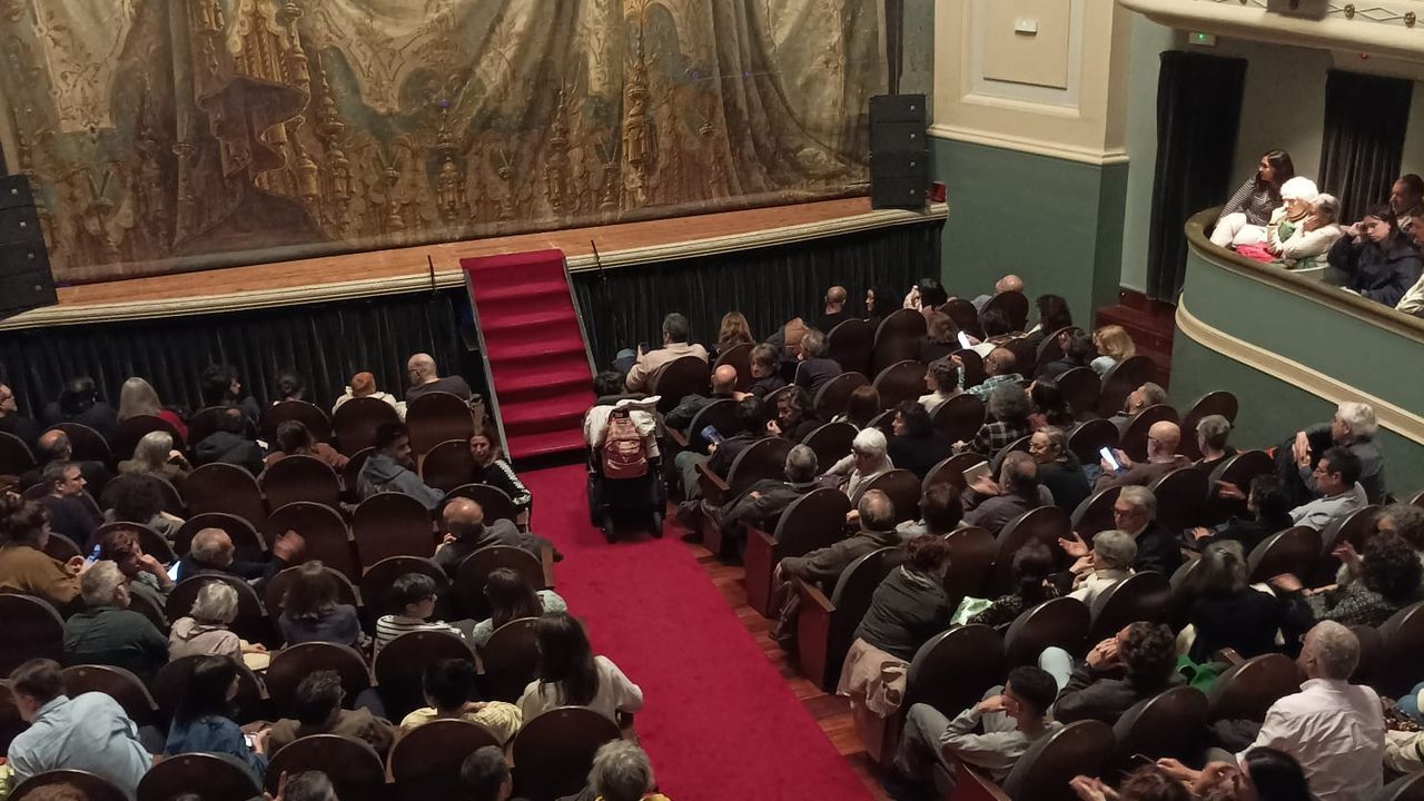 Imagen de la mujer en el pasillo junto a las escaleras del Principal, que estaba lleno para ver &laquo;Os dous de sempre&raquo;