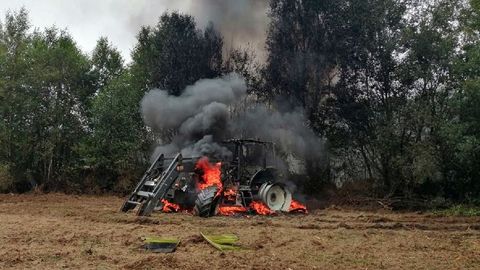 El tractor ardi en una finca de la parroquia de Labrada