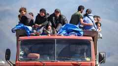 Armenios habitantes de Nagorno Karabaj abandonan el territorio en un camión.