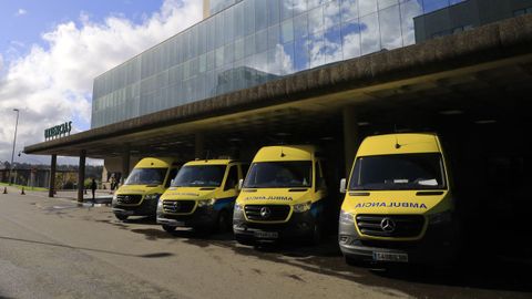 Imagen de cuatro ambulancias en la puerta de Urxencias del Clnico