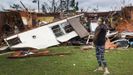 Haley Nelson se lamenta ante su casa en Panamá City de las pérdidas que le ocasionó el huracán Michael