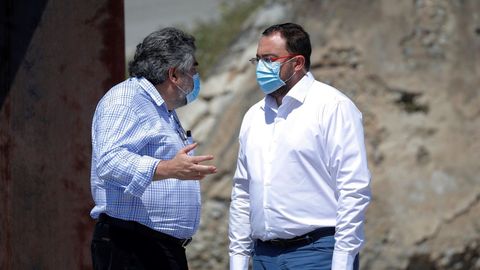 El ministro de Cultura y Deporte, José Manuel Rodríguez Uribes (i) conversa con el presidente del Principado, Adrián Barbón durante la visita que los reyes Felipe y Letizia han realizado hoy la exposición al aire libre Elogio del Horizonte , en el Cerro de Santa Catalina, en Gijón
