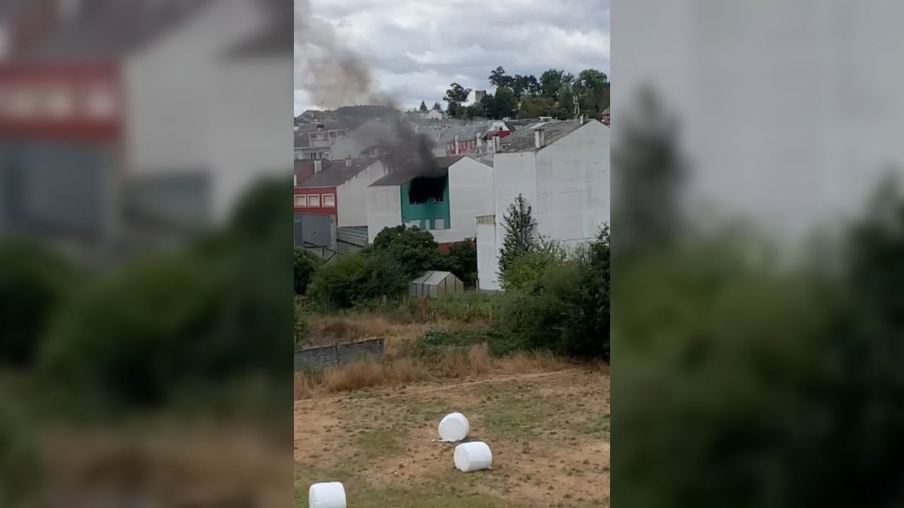 La Vuelta recorri la provincia de Lugo.Imagen de la vivienda que ardi esta tarde en Sarria
