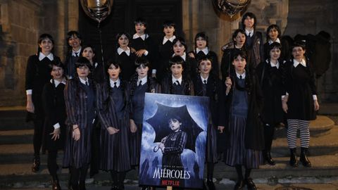 Los disfraces de Miércoles (Wednesday Adams) triunfaron en la noche de comadres de Ourense.