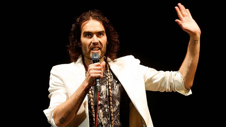 El humorista y cantante británico Russell Brand enfrenta nuevas acusaciones de violación y agresión sexual