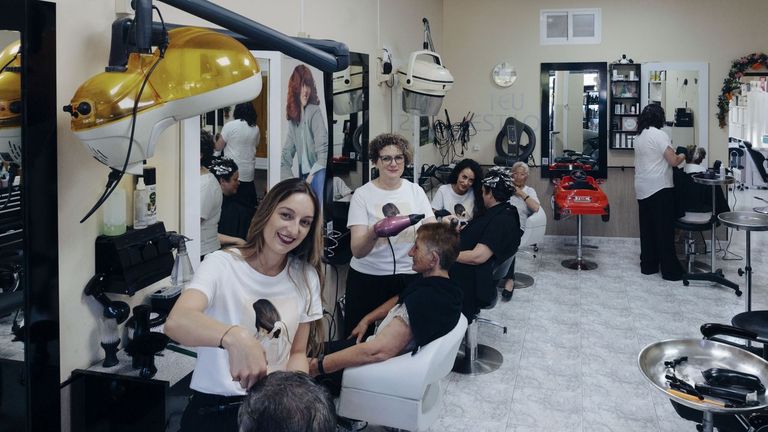 Las peluquerías, el negocio que sí resiste en el rural: «<span lang="gl">A xente do 'pueblo' é presumida igual</span>»