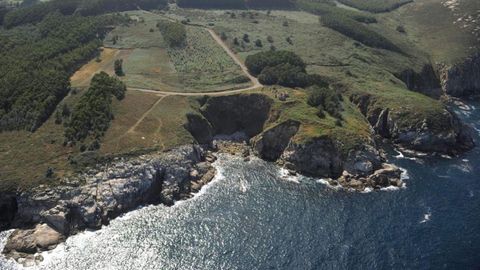 Vista aérea del tramo costero donde se ubican las ruinas (centro)