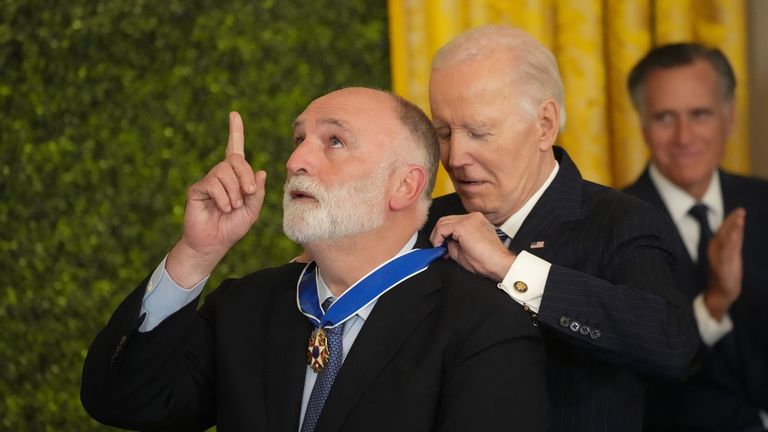 El presidente saliente de Estados Unidos, Joe Biden, coloca la Medalla Presidencial de la Libertad al cocinero asturiano José Andrés.