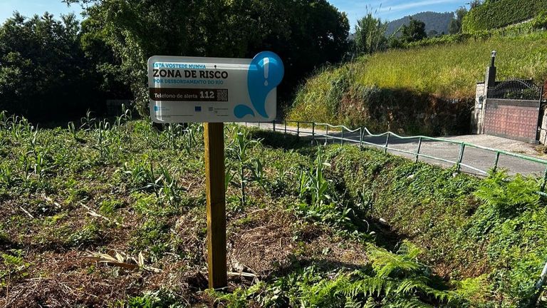 Alertan con siete paneles del riesgo de inundación en zonas del Rego de Pousadas, en Vilaboa