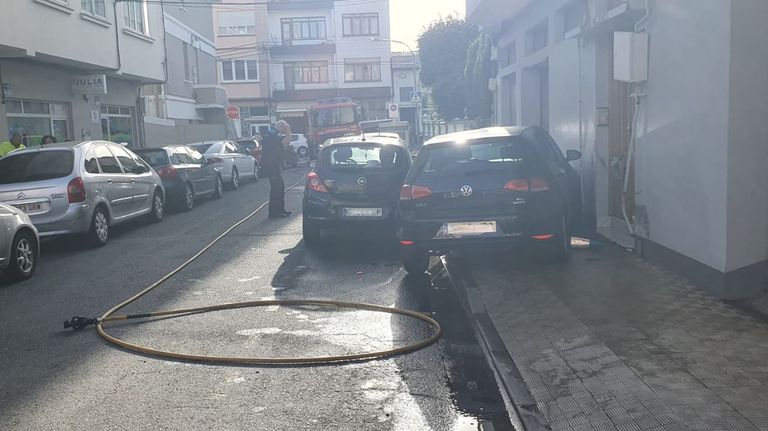 Un escape de gas provocado por un accidente de coche obliga a confinar a los vecinos de un edificio de Fene