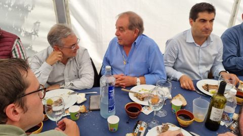Autoridades disfrutando del cordero asado