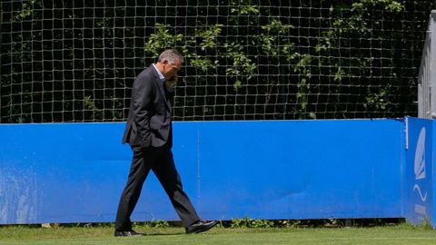 Paco Zas durante su primera visita a Abegondo.