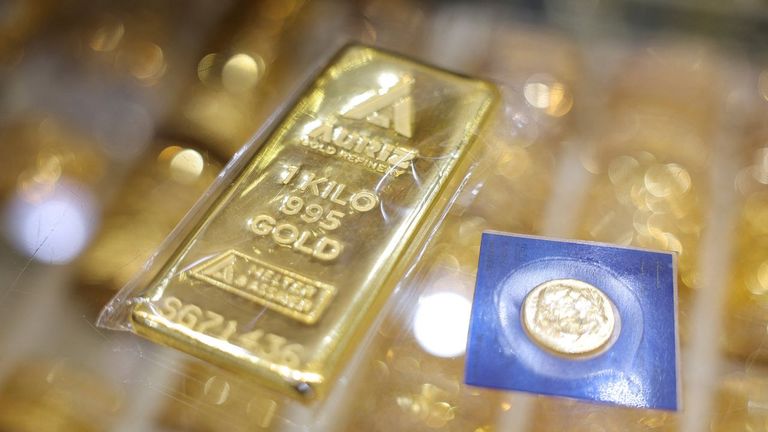 El oro enfila los 5.000 dólares ante el desorden mundial provocado por Trump