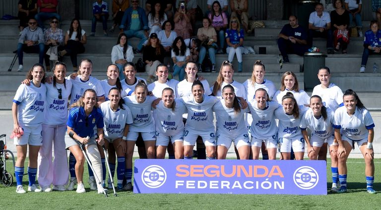 La plantilla del Real Oviedo, junto a la lesionada Laura Aguado