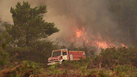 El fuego sigue muy activo en la parroquia de A Canicouva, en Pontevedra