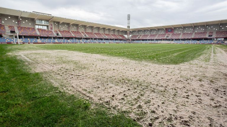 El Pontevedra aprovecha el parón para poner a punto el césped de Pasarón