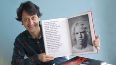 En la imagen, Eloy Taboada con su nuevo libro de retratos