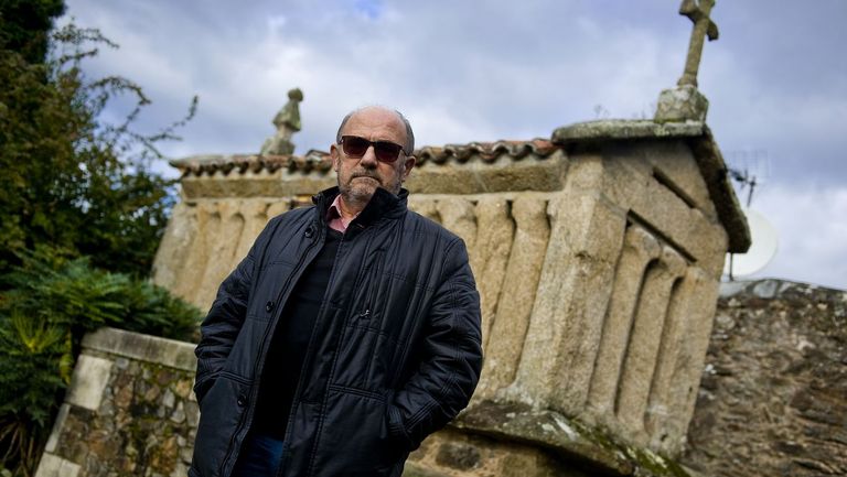 Xosé Castro recuerda que el Caravelle 10-R caó sobre el Pazo do Río y que la nave quedó desperdigada por Montrove, lugar en el que posa en esta fotografía