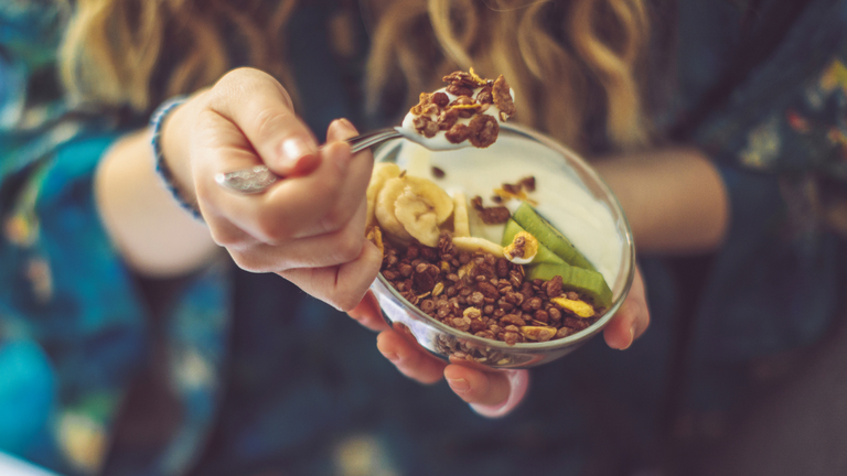 Un estudio revela que los adolescentes que comienzan el día con el desayuno mejoran la ingesta de nutrientes