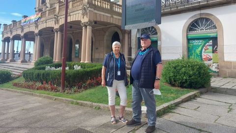 En la imagen, Inge y Uwe Sohrt, dos de los cruceristas que desembarcaron del Artania para visitar Ferrol